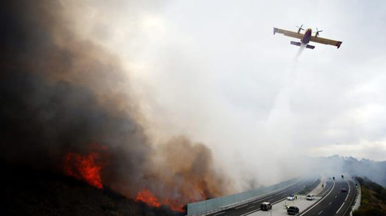 Uno de los aviones que ayudó a extinguir el incendio de 2012, al pie de la AP-7