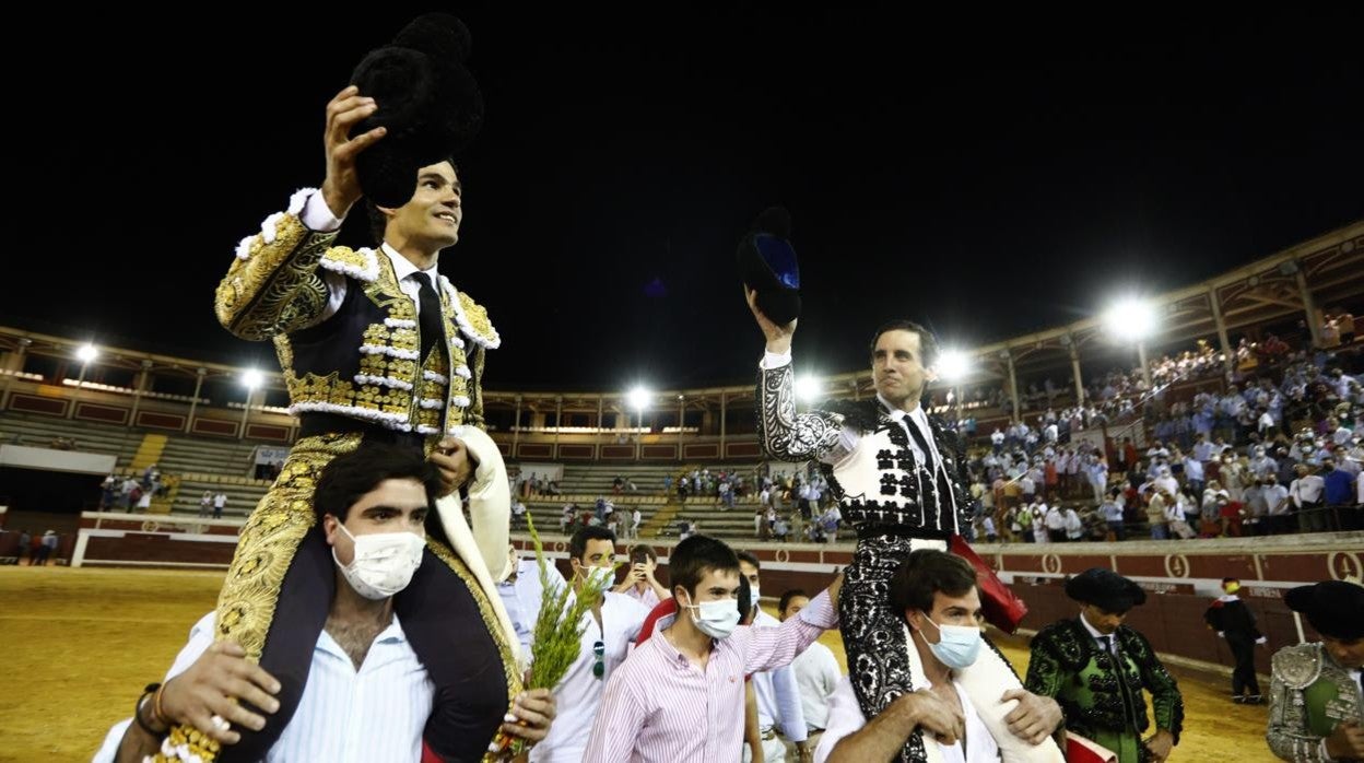 Pablo Aguado y Juan Ortega, saliendo a hombros en Lucena con las restricciones vigentes