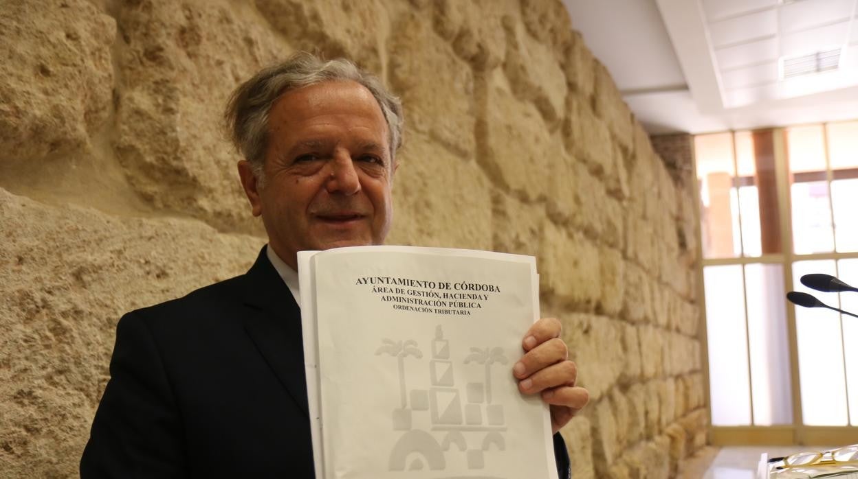 Salvador Fuentes, teniente de alcalde de Hacienda, muestra el borrador de ordenanzas fiscales para 2022