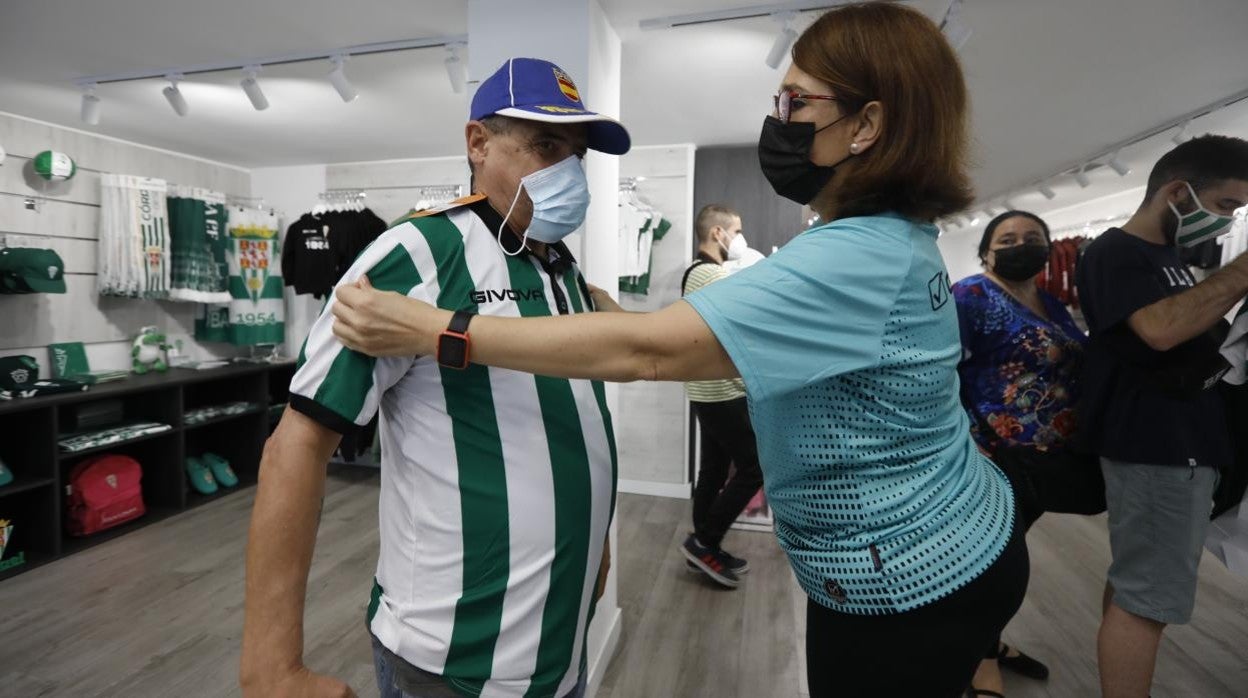 Un aficionado blanquiverde se prueba la nueva camiseta