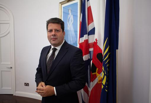 Fabian Picardo, ante las banderas de Gibraltar, Reino Unido y de la Commonwealth