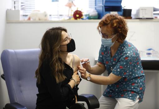 Una mujer se vacuna en Cabra