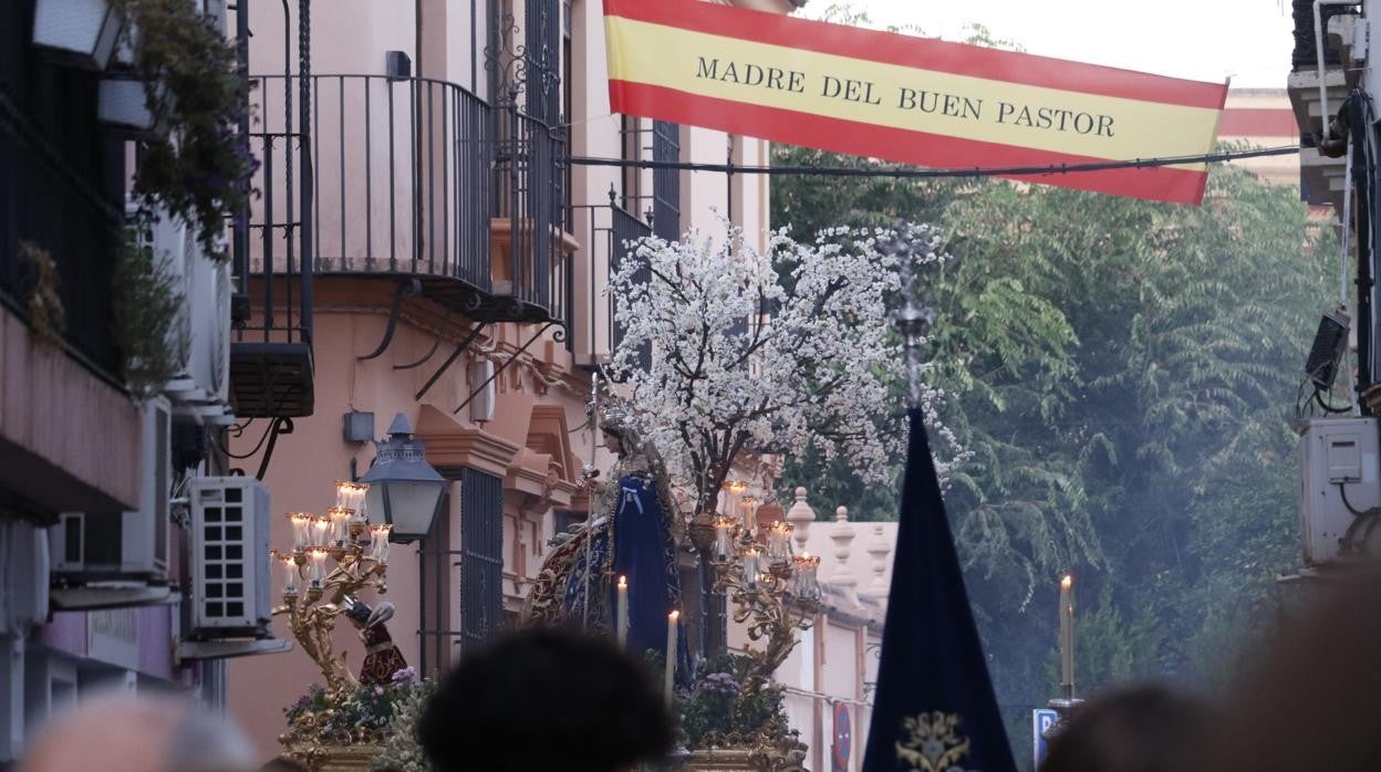 La Divina Pastora se gira hacia el colegio que lleva su nombre, en Torres Cabrera. En el vídeo, el coro /