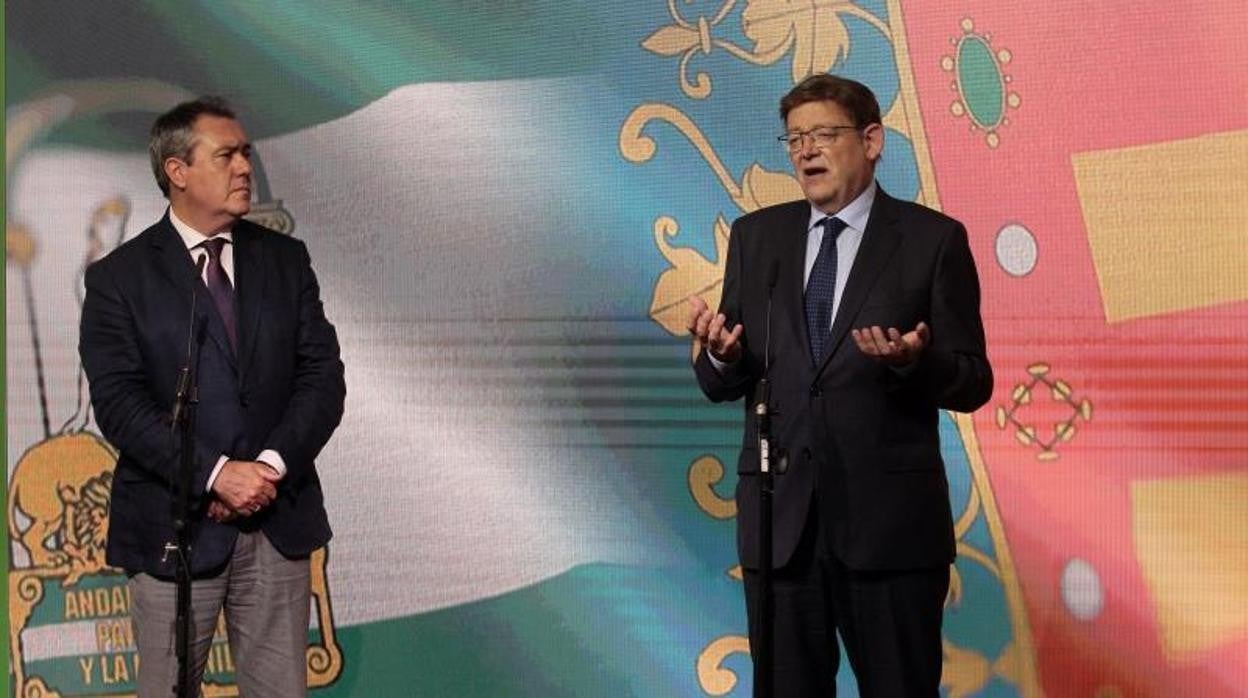 El secretario general del PSOE andaluz, Juan Espadas, junto al presidente de la Generalitat de Valencia, Ximo Puig, en la sede del PSOE andaluz