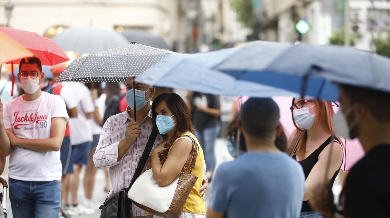 Ciudadanos con paraguas en la calle