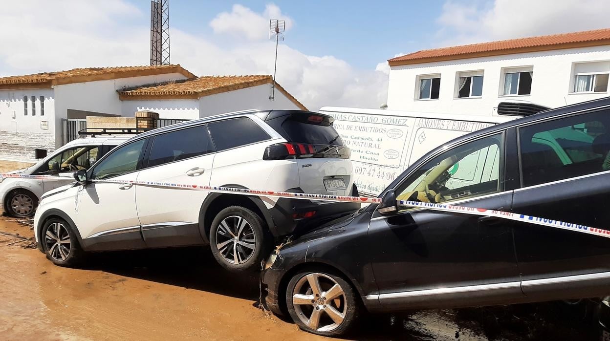 Coches amontonados por la crecida