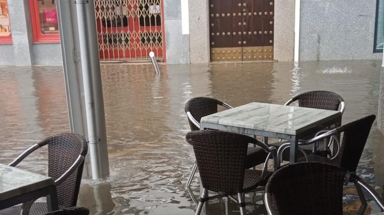 Una terraza en la plaza de la Catedral tras la lluvia caída en Hinojosa del Duque