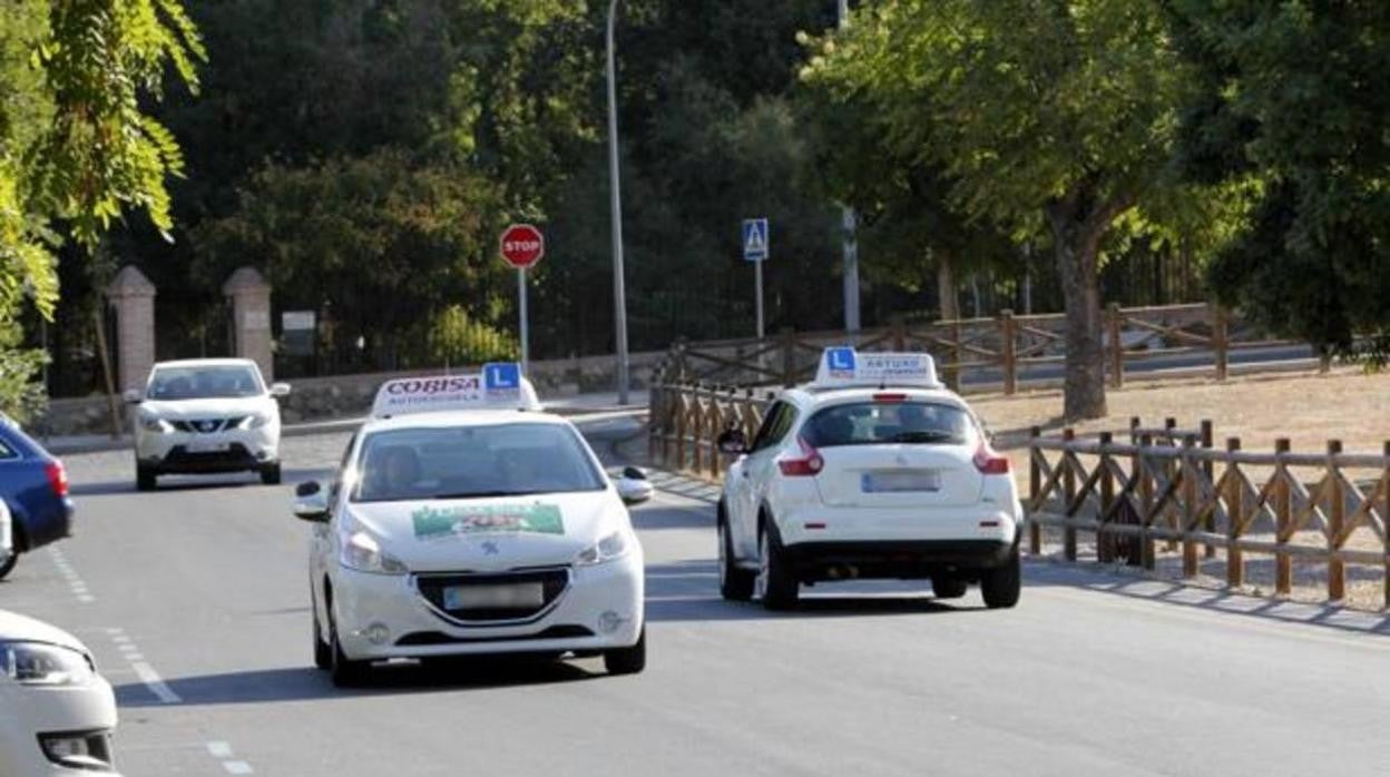 Dos coches de autoescuela en una imagen de archivo
