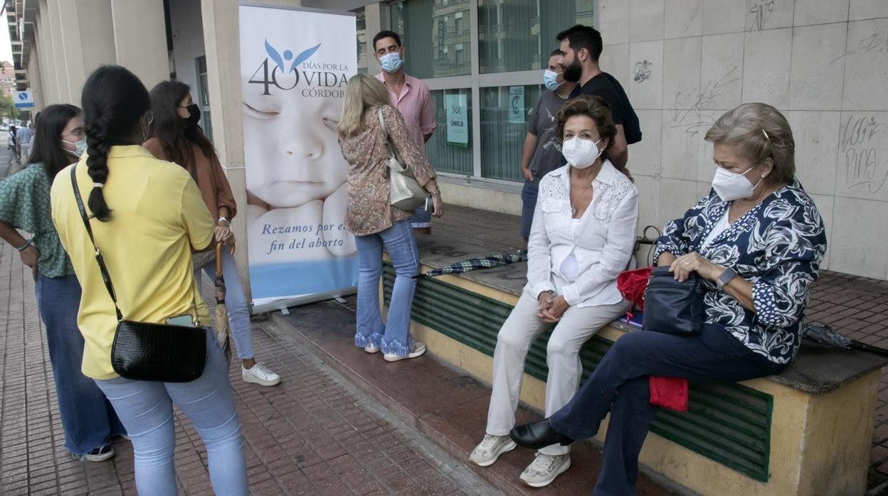 Relevo de voluntarios en los '40 días por la vida' en la avenida de las Ollerías
