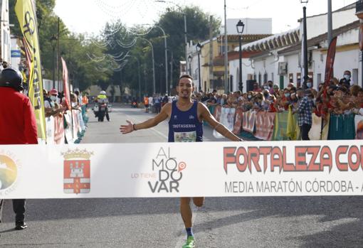 Jesús España llega a la línea de meta