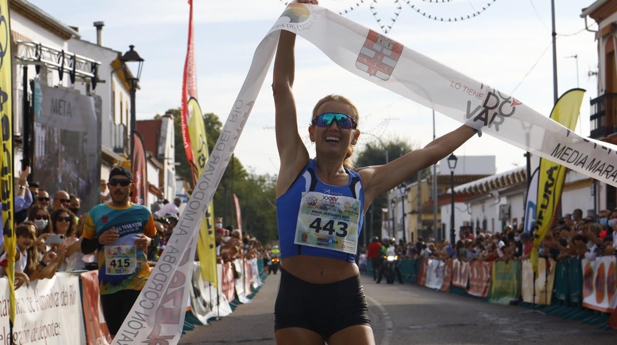 Raquel Hernández, ganadora de la Media Maratón Córdoba - Almodóvar de este domingo