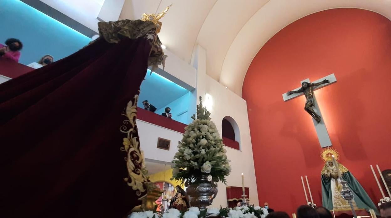 La Virgen de la Merced entra la iglesia de la Aurora, donde la espera la Virgen de la O