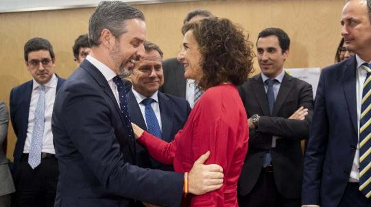 El consejero de Hacienda, Juan Bravo, junto a la ministra del ramo, María Jesús Montero