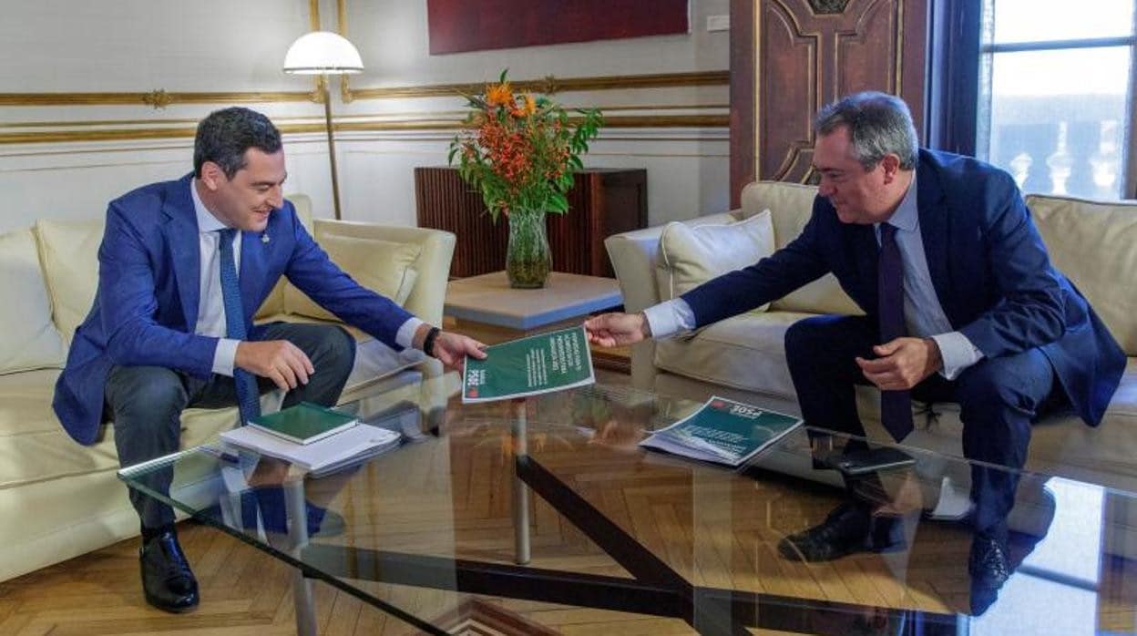 El presidente andaluz, Juanma Moreno, junto a Juan Espadas en el Palacio de San Telmo