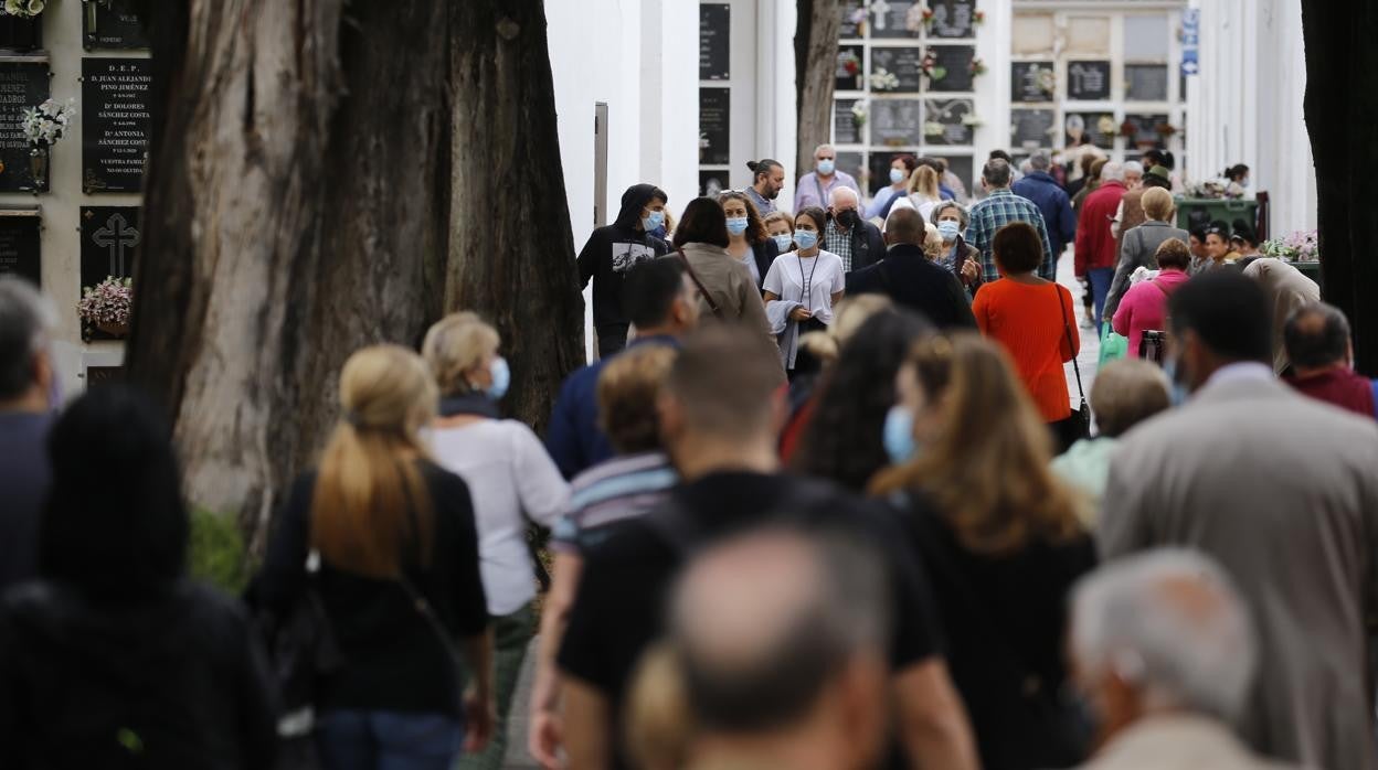 Cordobeses, hoy acudiendo al cementerio de San Rafael con motivo del Día de Todos los Santos