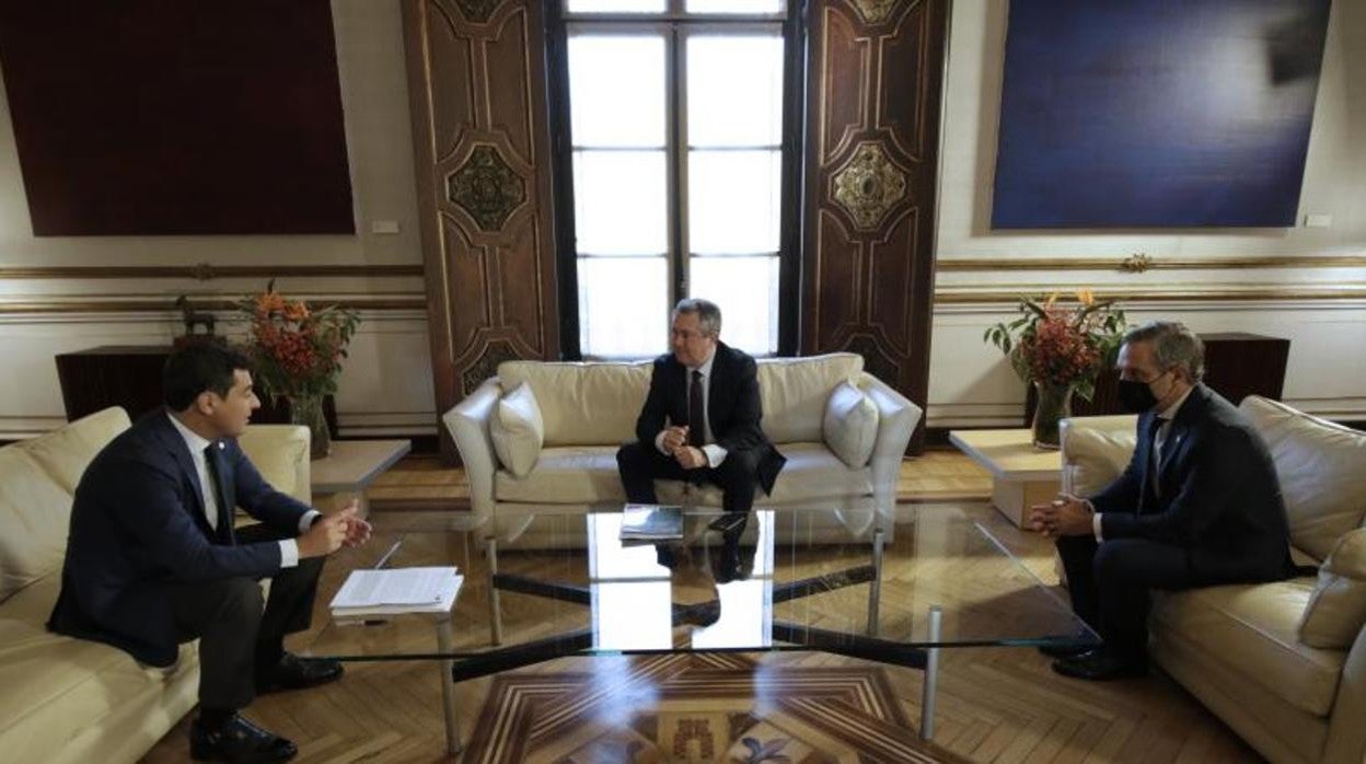 Juanma Moreno, Juan Espadas y Juan Bravo este viernes en la reunión que han mantenido en San Telmo
