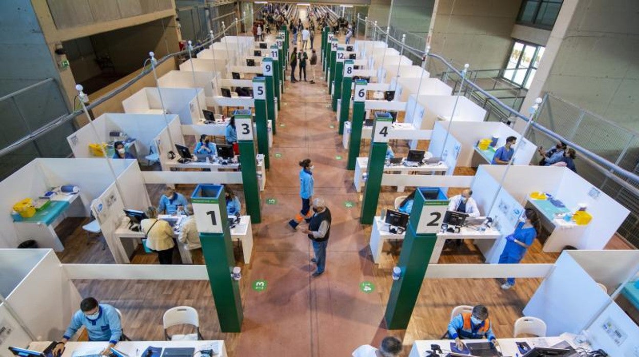 Más del 90 por ciento de la población vacunable ha acudido a centros como el instalado en el estadio de la Cartuja en Sevilla