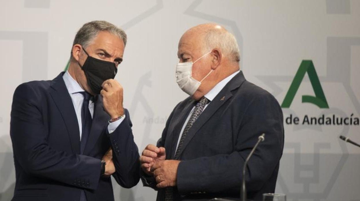 Elías Bendodo charla con Jesús Aguirre en una rueda de prensa en San Telmo