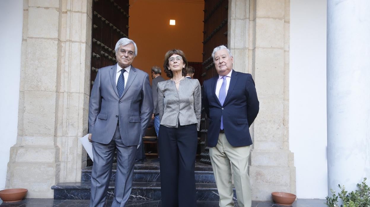 Carlos Reis, Pilar del Río y Francisco Moreno, ayer en la Fundación Gala