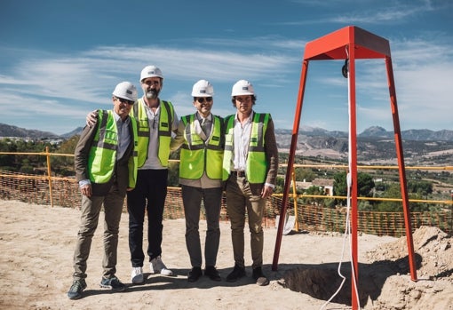 Acto en el que los responsables de LA Organic han colocado la primera piedra de la almaxzara junto al arquitecto Stefano Robotti, colaborador de Philippe Starck