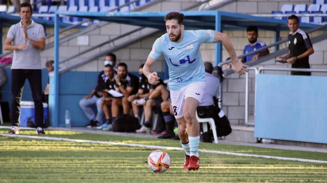 Un jugador del Ciudad del Lucena, en el partido ante el Recreativo de Huelva
