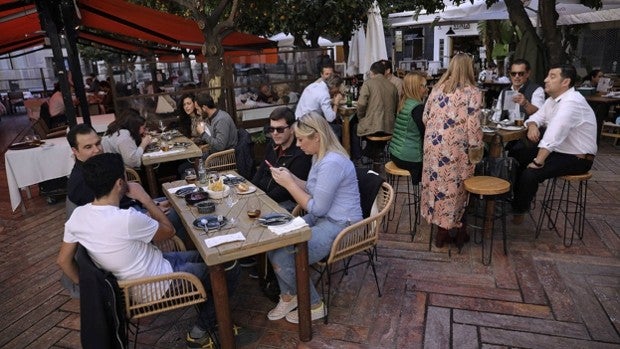 Salud elimina las restricciones de horarios y aforos en toda la provincia de Málaga salvo en el distrito Costa del Sol