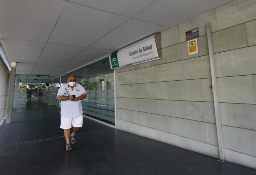 Un usuario en las instalaciones sanitarias de la avenida del Aeropuerto
