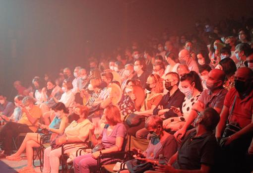 Público en una de las obras representadas en Palma del Río