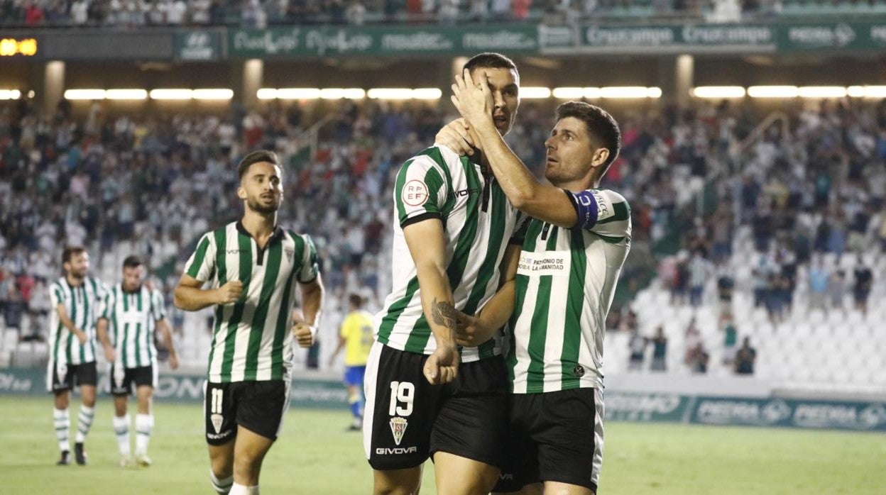 El capitán del Córdoba CF, Javi Flores, abraza a Adri Fuentes en su único partido en El Arcángel este año