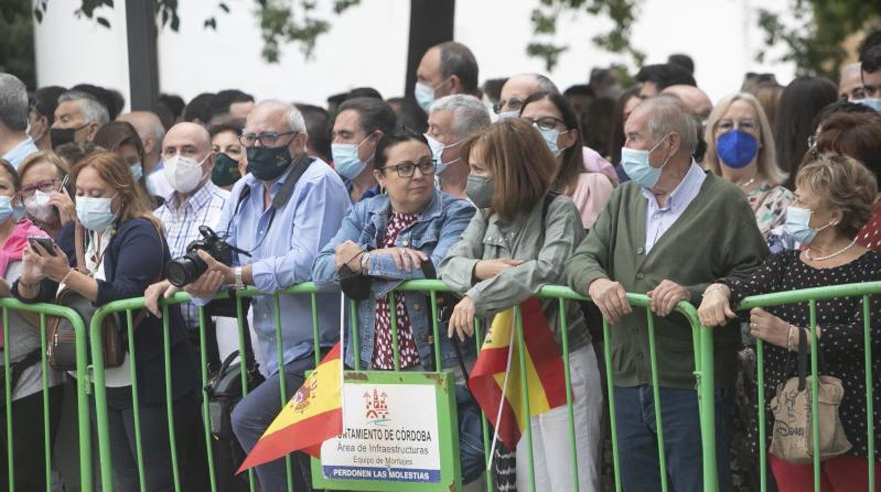 Cordobeses durante el desfile de los actos del Día de la Guardia Civil