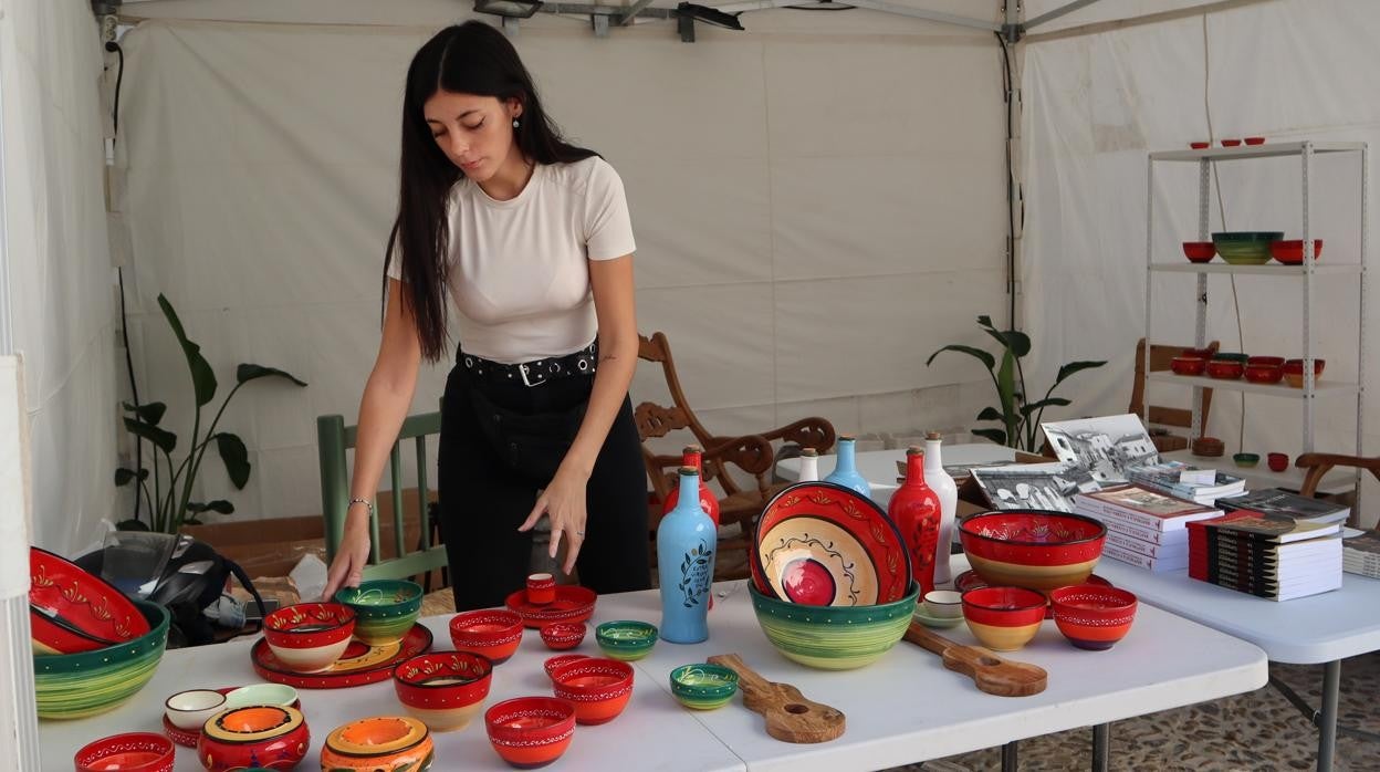 Una joven en su expositor de la feria de la artesanía Ars Olea de Castro del Río