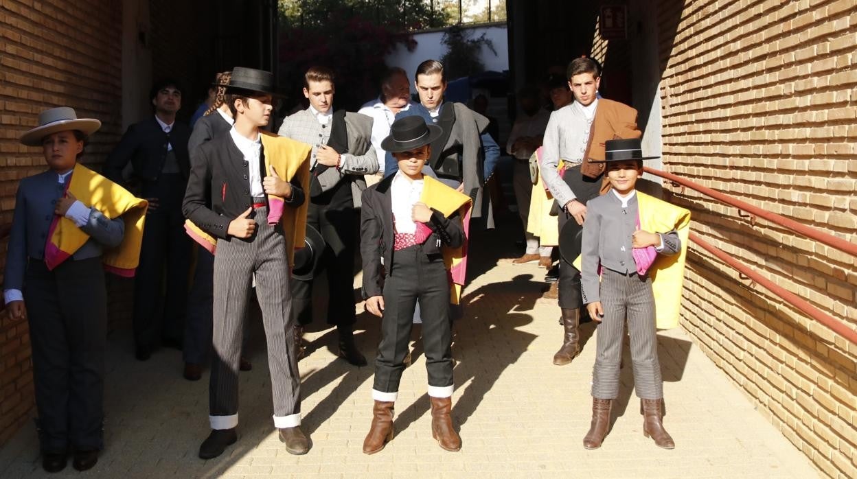Becerristas en el callejón de la plaza de toros de Los Califas este domingo en la Becerrada a la Mujer Cordobesa