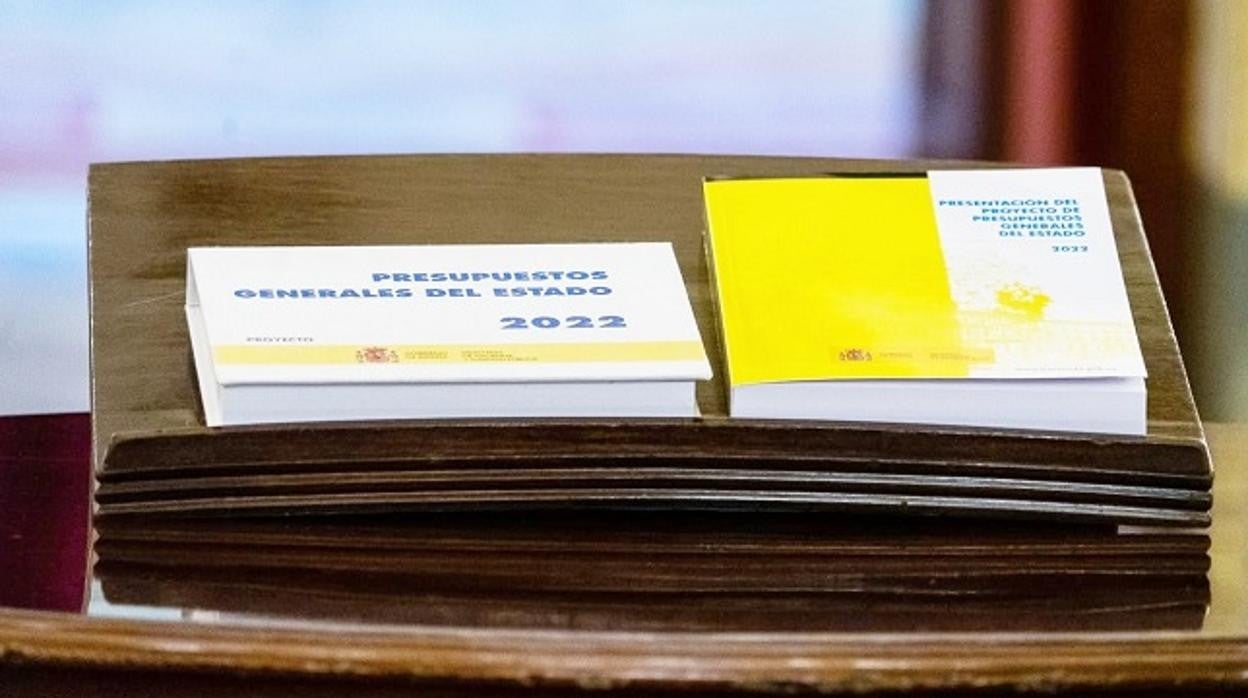 Pedro Fernández en su toma de posesión junto a la ministra de Hacienda