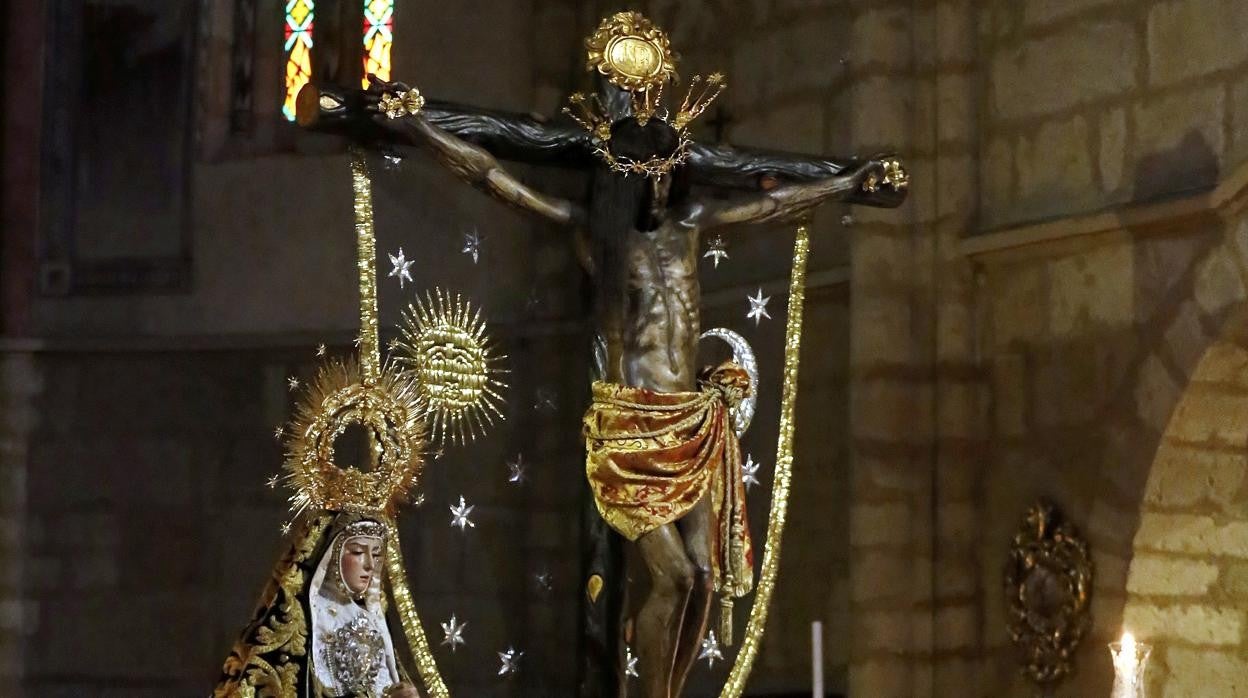 La Virgen de las Tristezas y el Cristo de Ánimas. En el vídeo, los ensayos del coro de Ánimas
