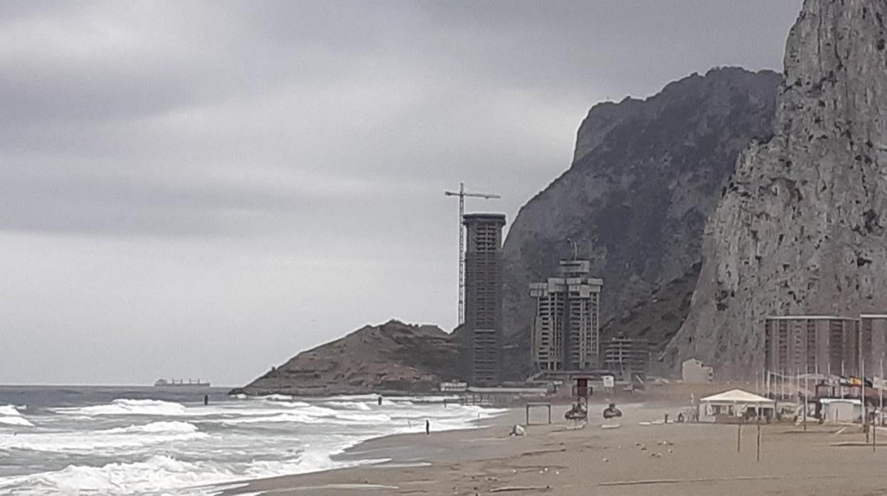 Imagen tomada desde La Línea de varias de las torres de viviendas y de los rellenos de la zona este