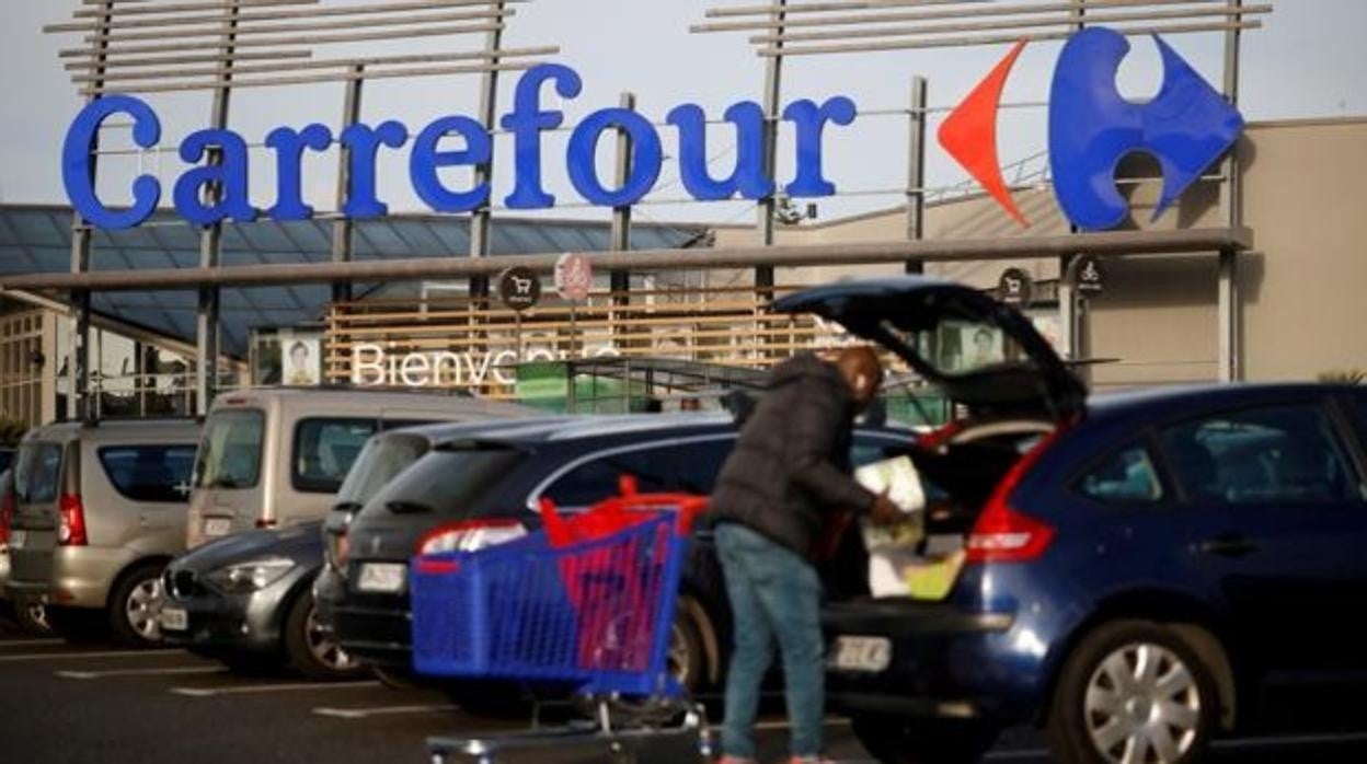 Entrada de una tienda de Carrefour