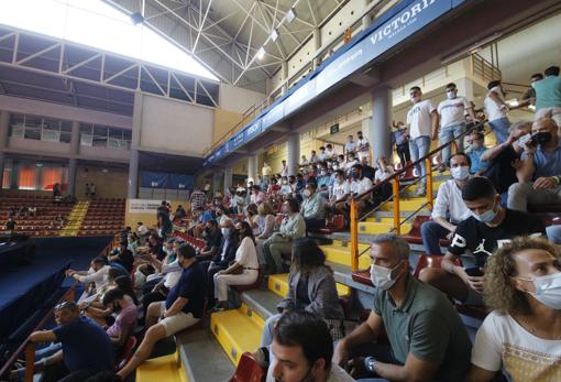 Buen ambiente, este miércoles, en las gradas pese a la jornada laborable