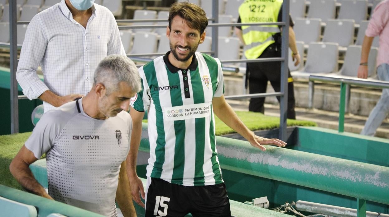 Álex Bernal se retira lesionado junto al doctor Bretones