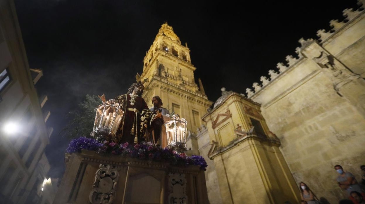 El Señor de la Salud, con la torre de la Catedral al fondo. En el vídeo, por Cardenal Herrero