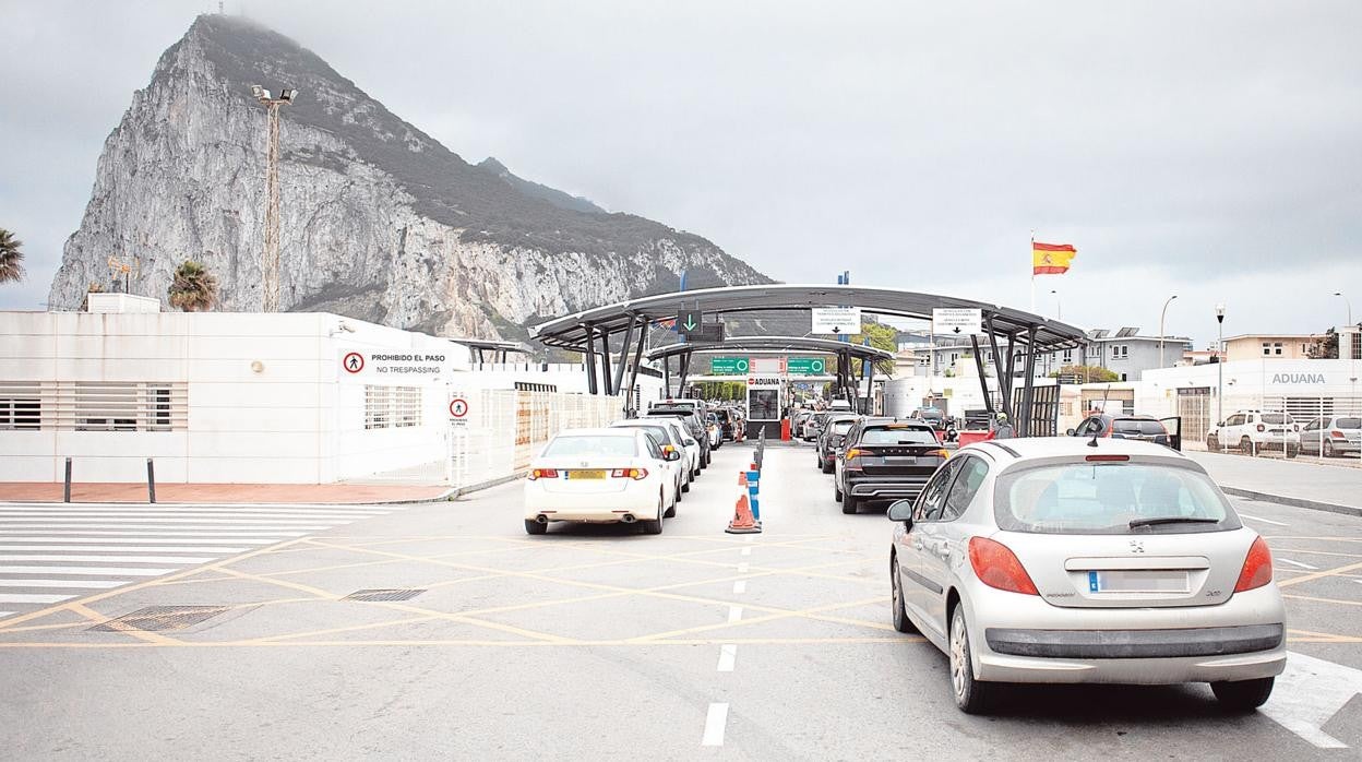 Coches haciendo cola para entrar en Gibraltar