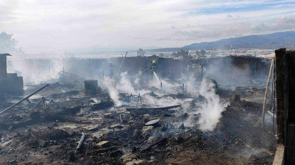 Chabolas calcinadas en el poblado de Atochares en Níjar.