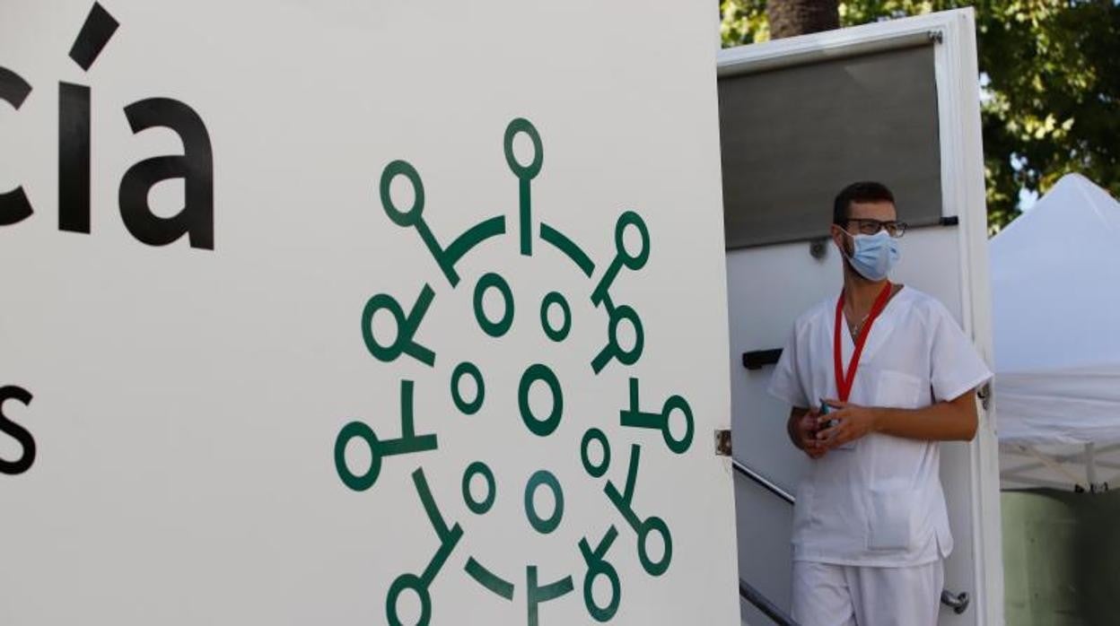 Un sanitario en un módulo móvil de vacunación en Córdoba