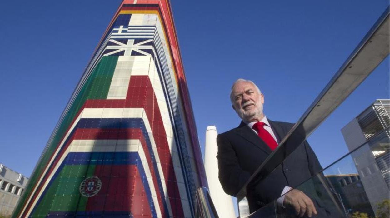 Isaías Pérez Saldaña, fue presidente de Cartuja 93 y en esta imagen posa ante el antiguo pabellón de la Unión Europea y que ahora es la sede del parque tecnológico