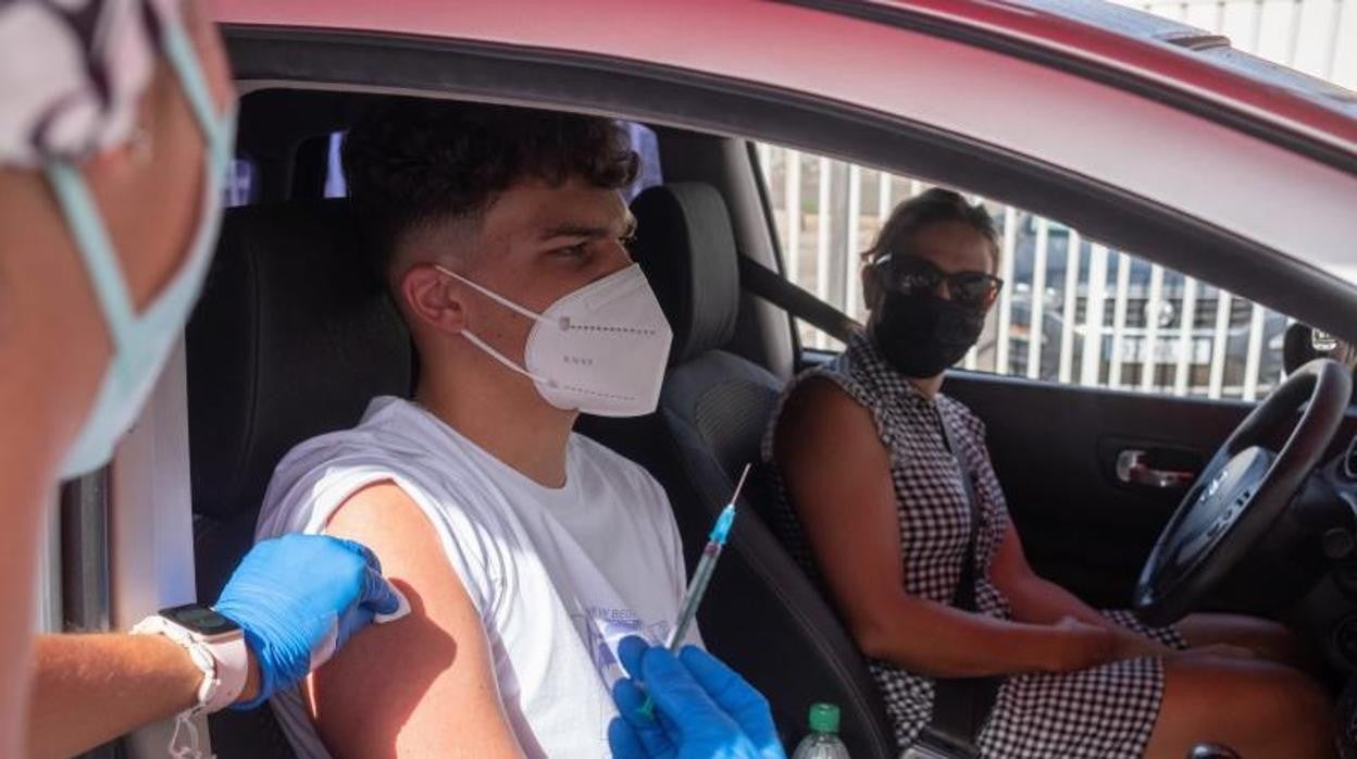 Un joven se inocula sin tener que salir del coche de su madre