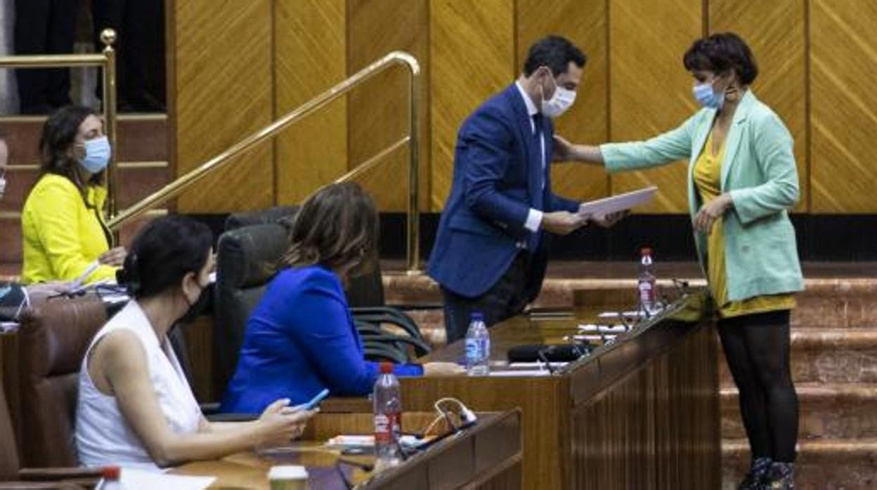 El presidente de la Junta, Juanma Moreno, este jueves durante el Debate sobre el Estado de la Comunidad con Teresa Rodríguez