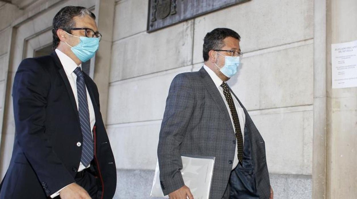 El juez Francisco Serrano (derecha) llegando a los juzgados de Sevilla junto con su abogado en mayo