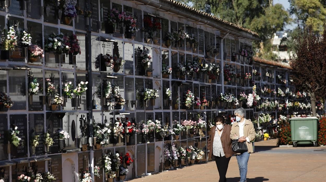 Dos mujeres en el cementerio en Córdoba