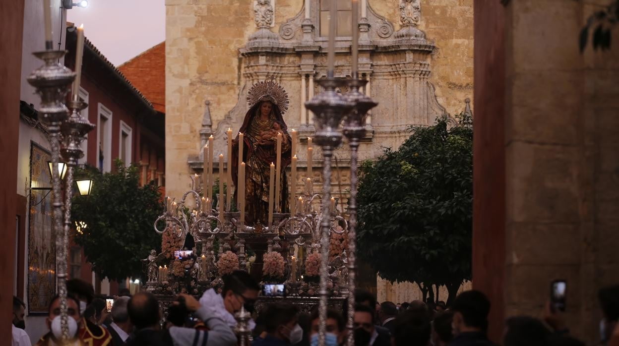 La Virgen del Amparo nada más salir de San Francisco. En el vídeo, por la calle San Fernando