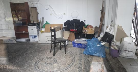 Enseres que aún permanecen en el interior de la Pérgola