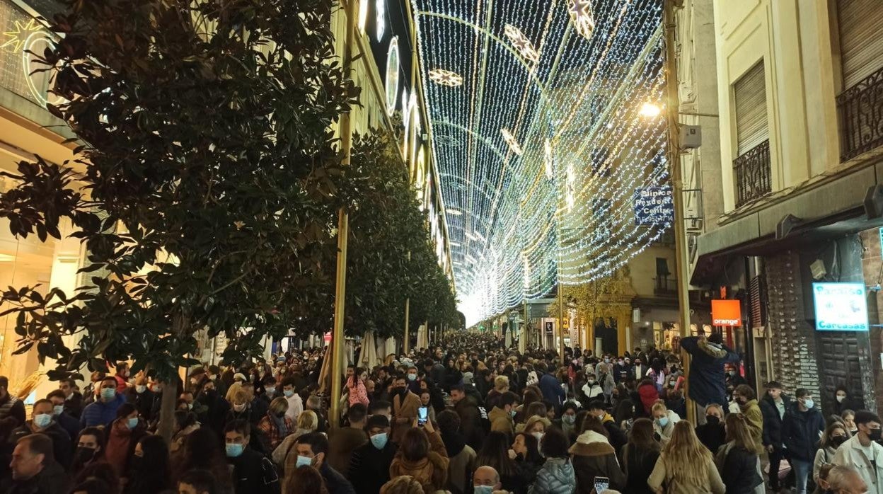 Cordobeses contemplando hoy el espectáculo de luz y sonido de Cruz Conde